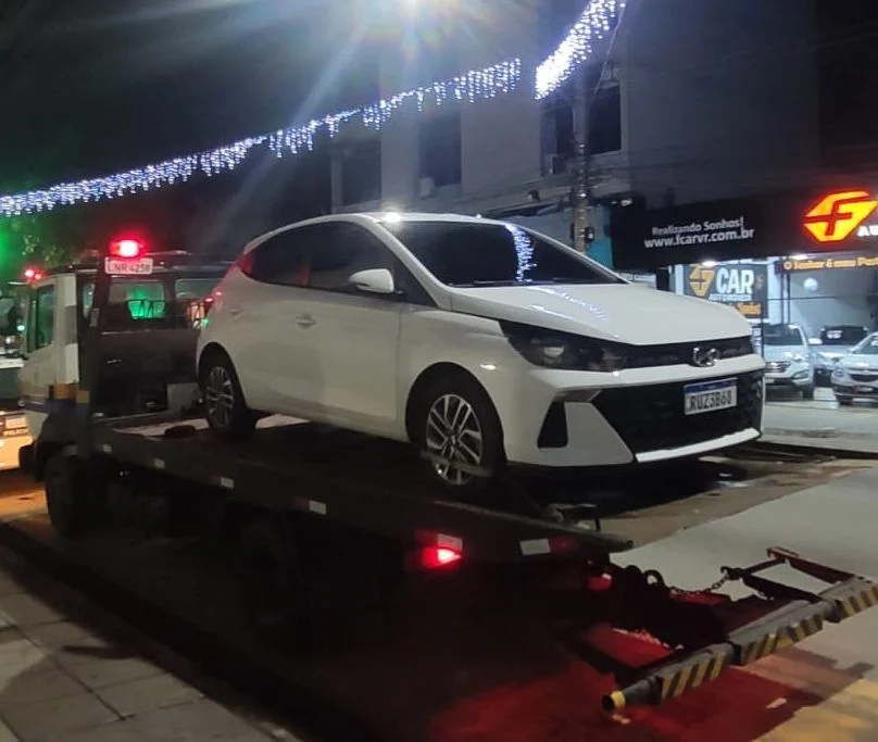 Carro abandonado é encontrado com material suspeito em Volta Redonda