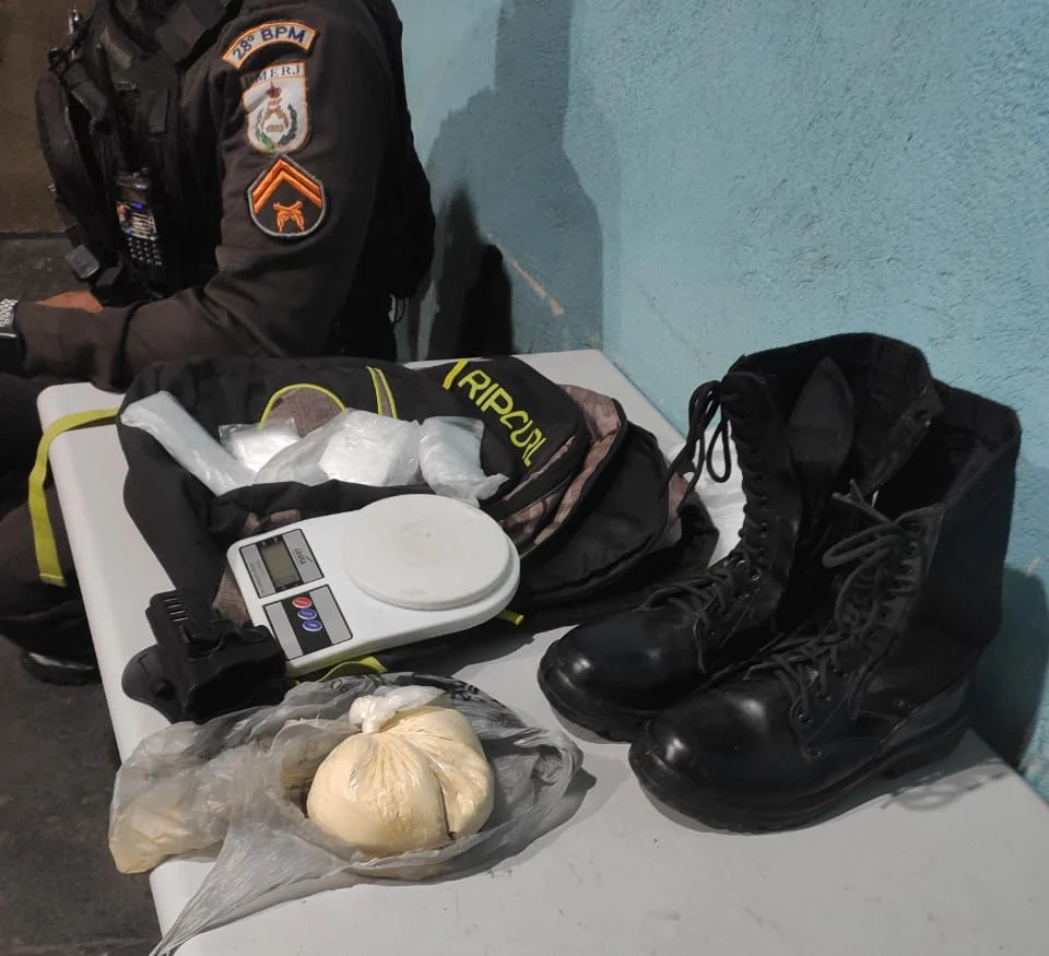 Carro abandonado é encontrado com material suspeito em Volta Redonda