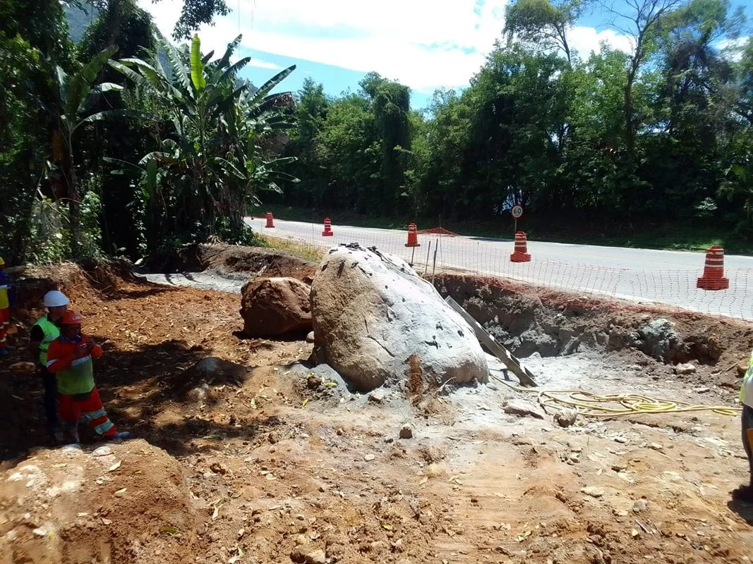 CCR RioSP faz desmonte de rochas na BR-101 em Mangaratiba 