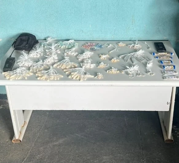 Dois suspeitos detidos e apreensão de drogas no Vila Brasília em Volta Redonda
