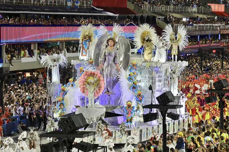 Governador Cláudio Castro prestigia primeiro dia de desfiles na Sapucaí