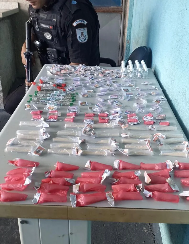 policia apreende drogas na vila americana de volta redonda