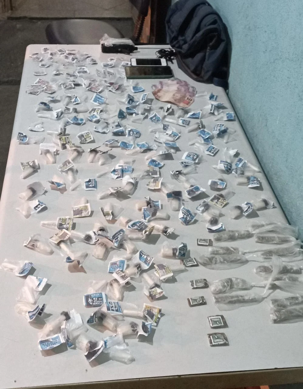 Operação policial resulta na prisão de suspeitos e apreensão de drogas no Morro da Conquista