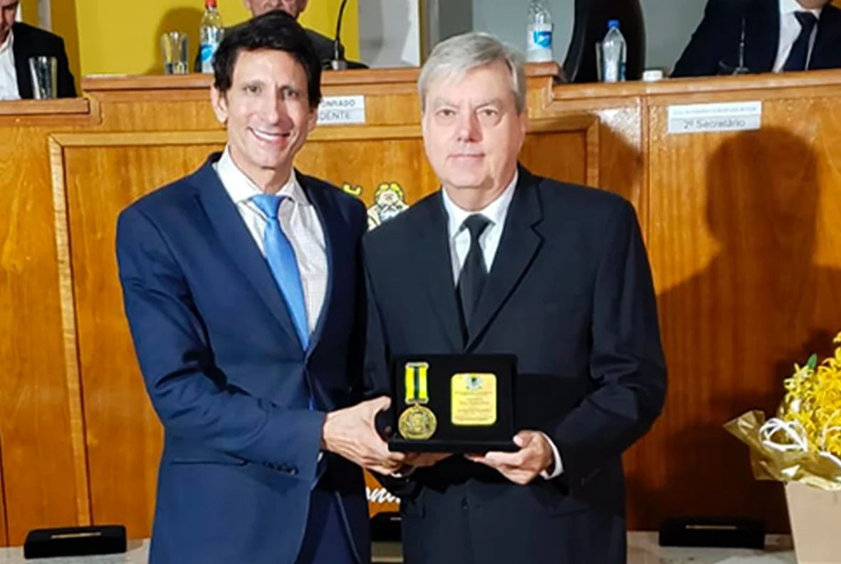Presidente da Unimed Volta Redonda recebe a Medalha Getúlio Vargas na Câmara Municipal 