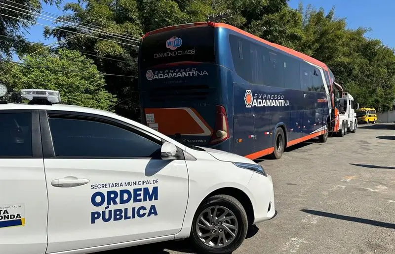 ordem pública de volta redonda remove ônibus abandonado