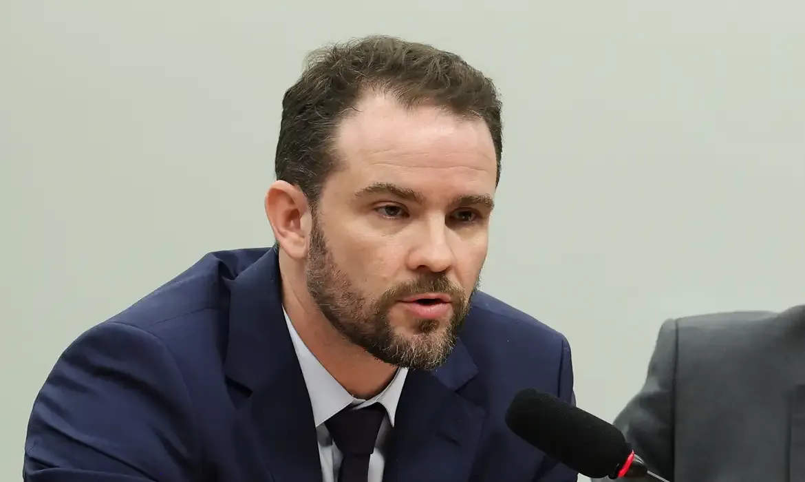 Governo buscará cumprir meta fiscal com diálogo, diz Durigan