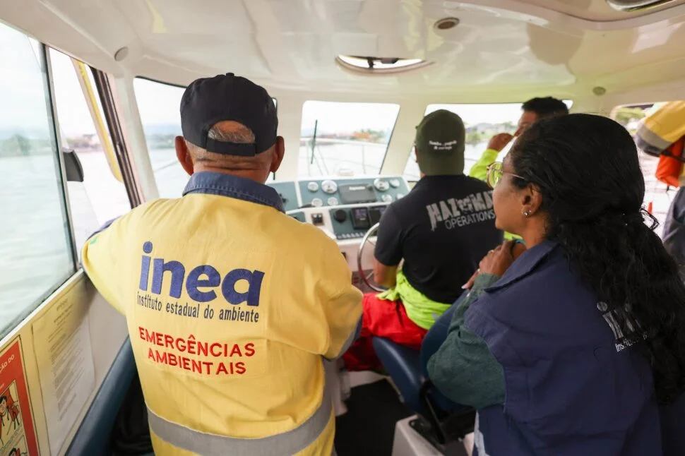 Inea, por meio do Programa De Olho no Mar, vistoria Baía de Guanabara