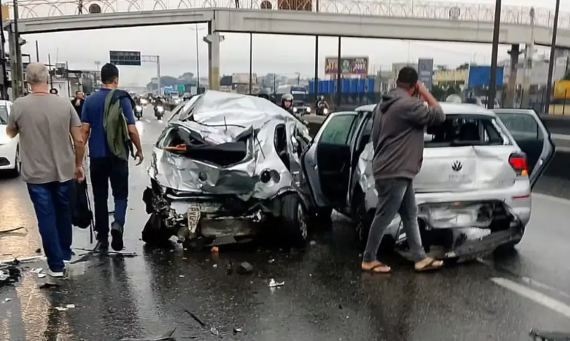 Motorista infarta e engavetamento de 20 veículos deixa feridos no Rio