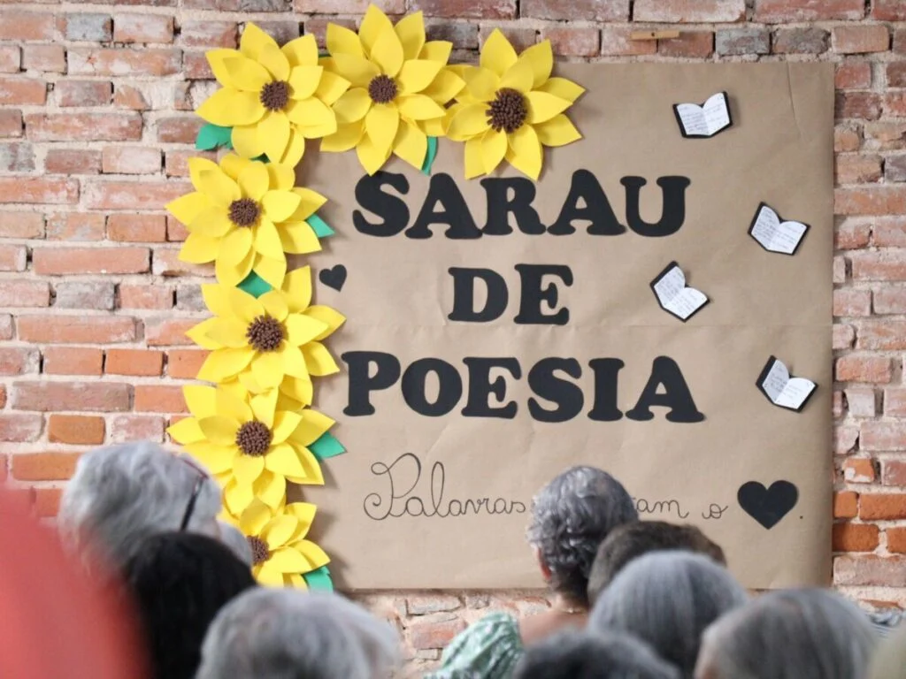 “O Alinhavo das Memórias”: Quatis apresenta livro de poemas do grupo Feliz Idade em sarau da Semana da Pessoa Idosa
