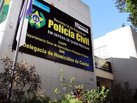 Polícia Civil prende mulher por homicídio após discussão na Penha