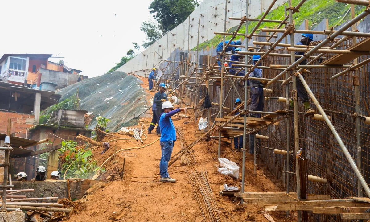 Prefeito vistoria obras de infraestrutura, lazer e  educação em Angra dos Reis