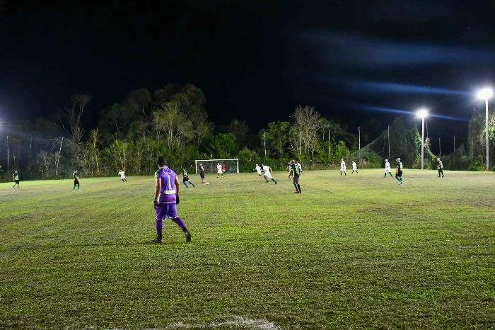 Prefeitura de Resende entrega nova iluminação do campo de Futebol da Serrinha do Alambari  