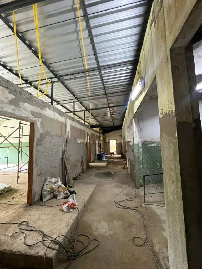 Reforma do maior Colégio municipal de Itatiaia avança com instalação de cobertura e melhorias estruturais