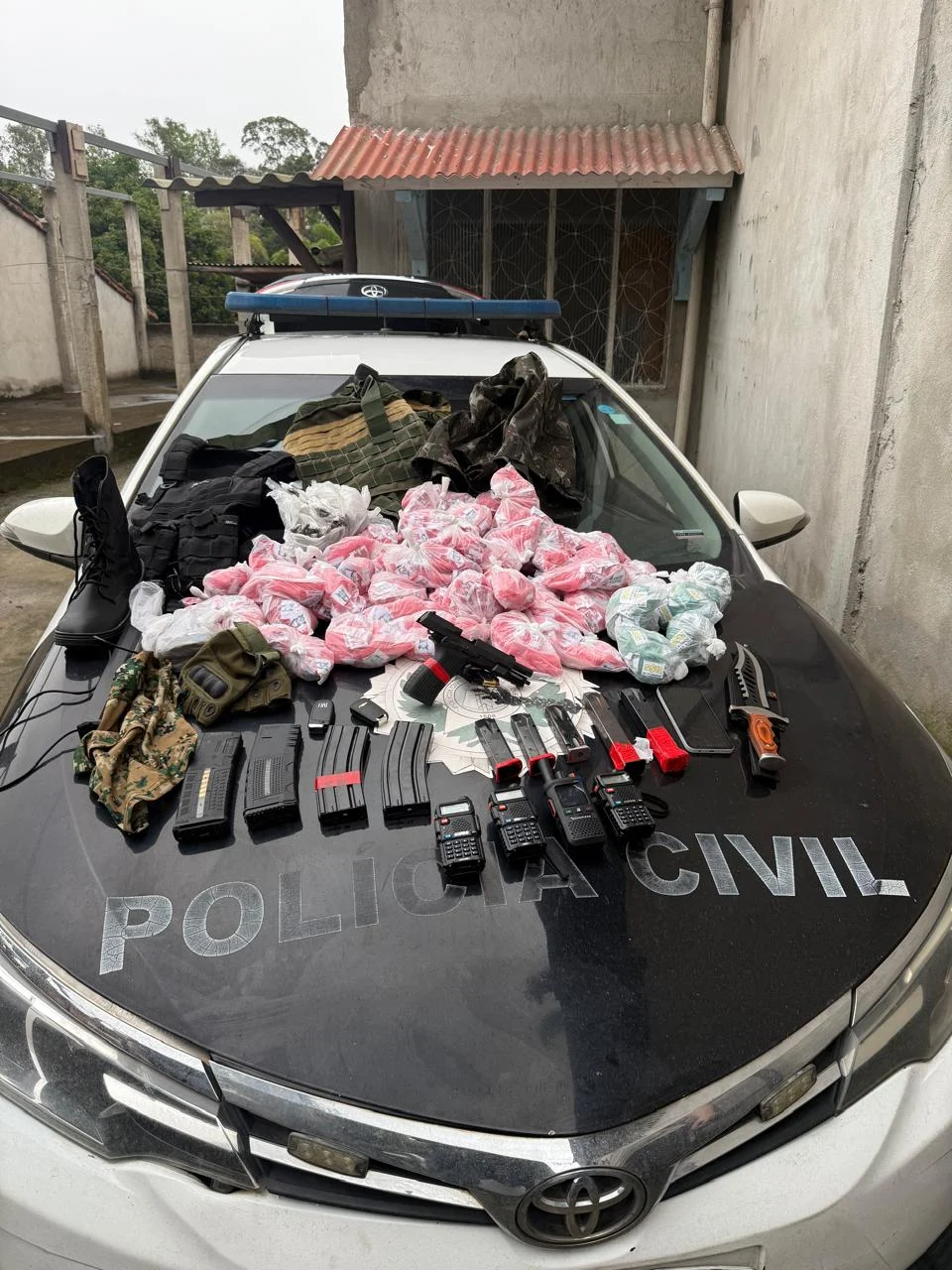 Volta Redonda: operações de segurança registram prisões, apreensões de drogas e armamentos após invasão ao Complexo Vila Brasília